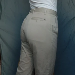  - Skitsnygga beiga chinos i herr-modell. Passar perfekt på mig som har storlek M/40. 👉🏼👈🏼🦴👡🦙🥜🍞  Betalning via swish, kan mötas upp i malmö, annars står köparen för frakten.