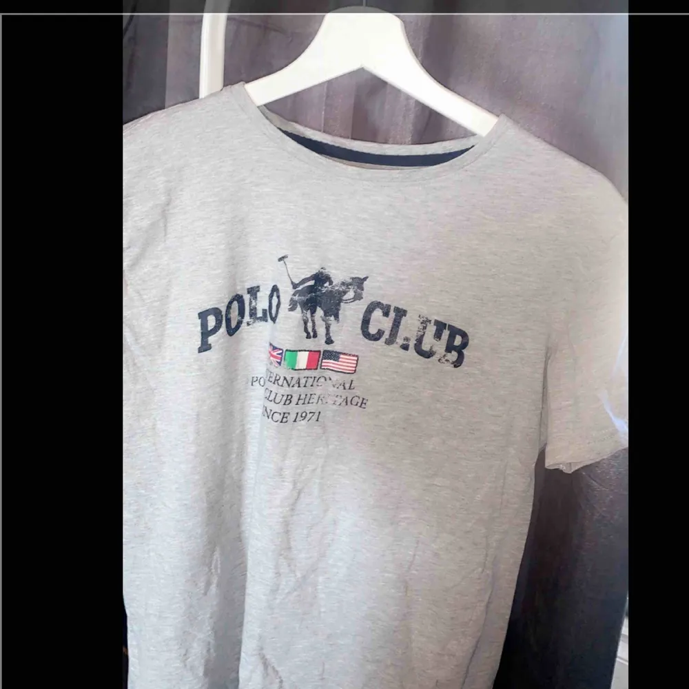 Säljer denna då jag aldrig använt den. Superfin polo Club tröja som sitter jätte fint på.. Skjortor.