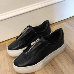  - Sneakers med dragkedja från London Rebel. Strl 36, fint skick 