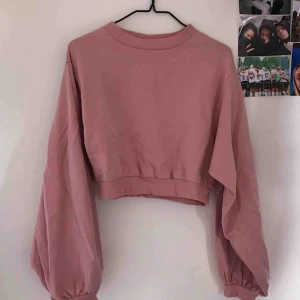  - En jättesöt rosa lite cropad top med ballongärmar. Säljer då den inte kommer till användning hos mig!💗 Köparen står för frakt!