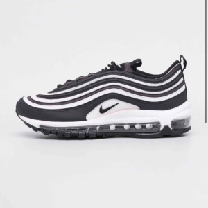 Nike skor - Nike Air Max 97 skit coola. Köpta för ett tag sedan men inte så använda! Vid snabb affär går det att pruta. Ordinarie pris 2000kr. Skriv för mer bilder🥰🥰