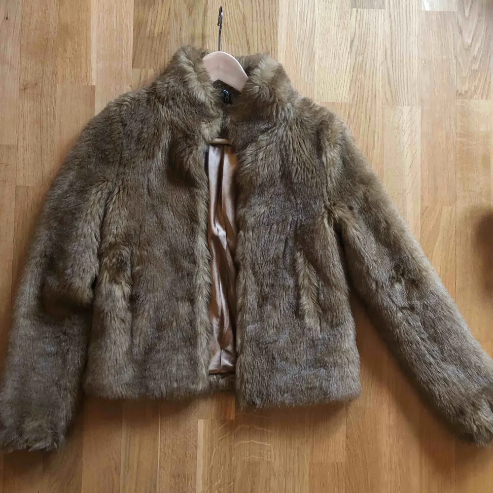 Fake fur from H&M  Buyer pay postage. . Jackor.