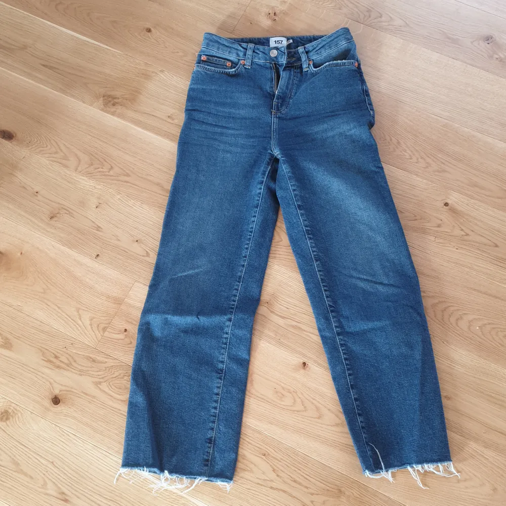 Ett par blåa jeans i mycket bra skick använd fåtal gånger. Säljer pga för korta för mig:). Jeans & Byxor.