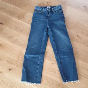 Ett par blåa jeans i mycket bra skick använd fåtal gånger. Säljer pga för korta för mig:)