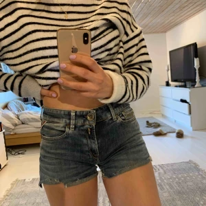  - Jeansshorts från replay med slitningar nedtill. Waist 27, men skulle säga att dom passar waist 25-27.  Dom är välanvända men i bra kvalité och har riktigt bra passform💕frakt tillkommer