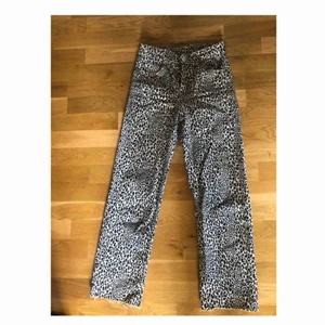  - Straight LEO-jeans från h&m i storlek 34. 🐆stretchiga i tyget så fungerar absolut på en storlek 36’a också för en tightare byxa. Köpare betalar frakt. Eller kan mötas i Stockholm. 