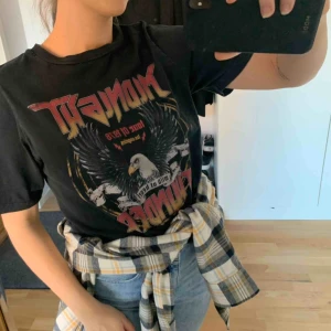  - Tröja med tryck på från Gina Tricot. Är storlek XS men skulle mer säga att det är som en stor S. Köparen står för frakt! 