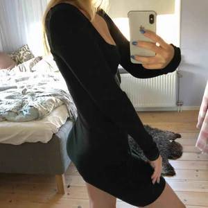  - En svart jätteskön klänning från chiquelle! Använd en gång så den är som ny, köpare står för frakt!😁