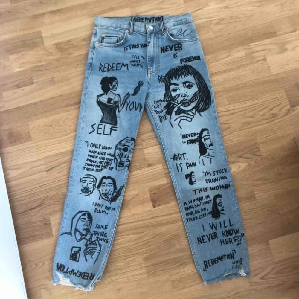 Blåa jeans med text på. Köpa på av Redemption. Aldrig använda. Ingen storlek framgår men gissar på XS. Köpare står för frakten. . Jeans & Byxor.