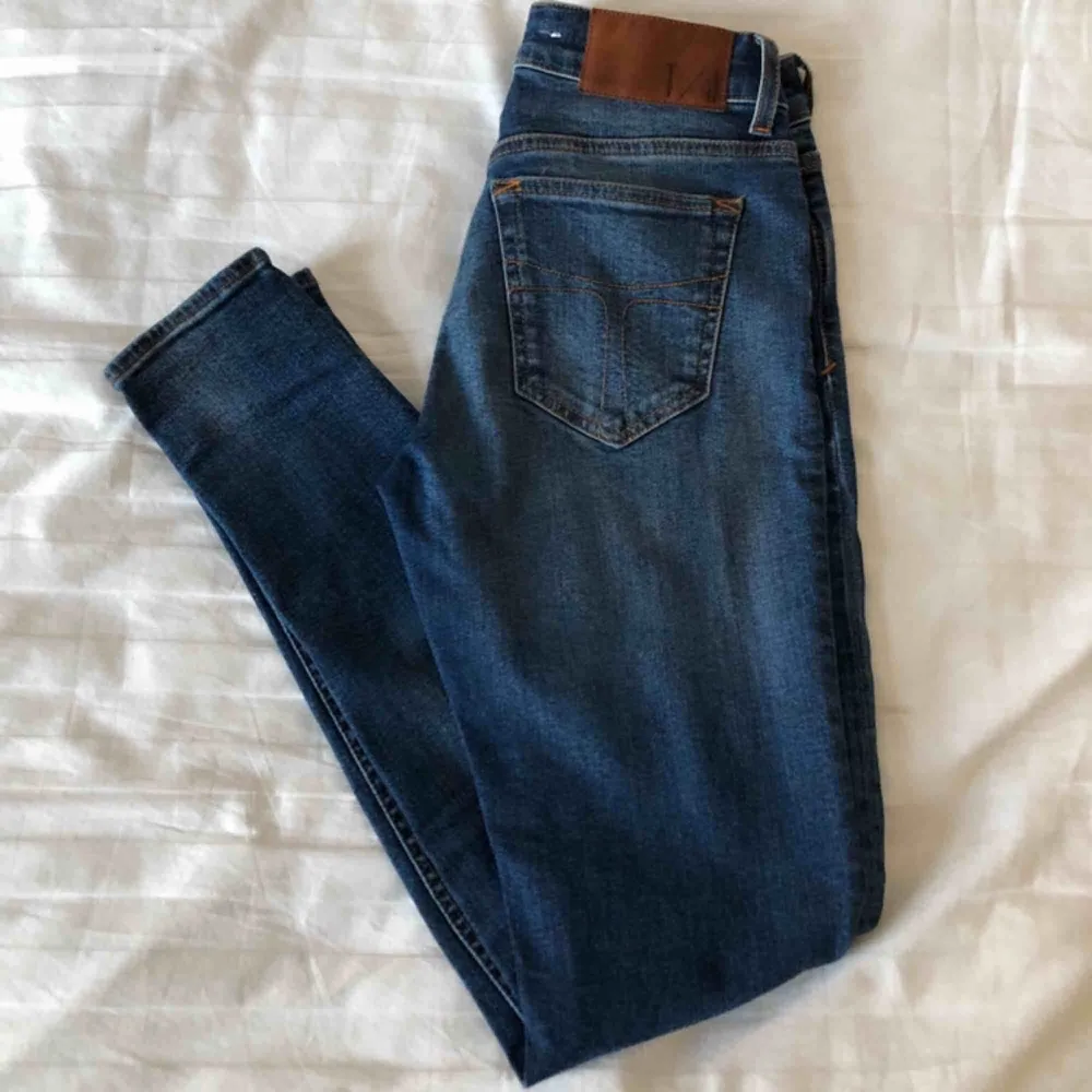 Ett par blåa midwaist-jeans från Tiger of Sweden, modell ”slight”. Använda mindre än 5 gånger. Nypris 1500 kr.  Startpris: 250 kr Köpare står för frakt :). Jeans & Byxor.