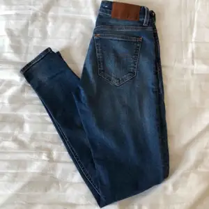 Ett par blåa midwaist-jeans från Tiger of Sweden, modell ”slight”. Använda mindre än 5 gånger. Nypris 1500 kr.  Startpris: 250 kr Köpare står för frakt :)
