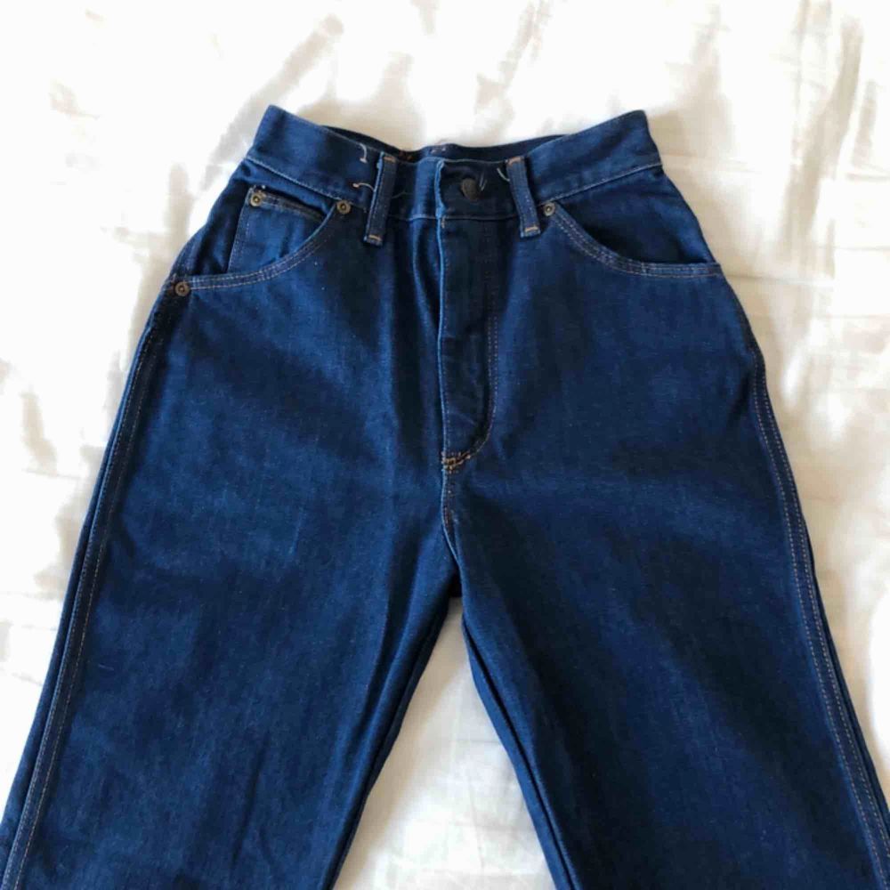 Dark wash vintage jeans från Urban Outfitters vintageavdelning i New York, märke ”Sledgefield”. Strl står ej men små i midjan och ”figursydda”. Ankel-långa, ”frayed edges”, lite vida i vaderna. Bra skick.  Startpris: 250 kr Köpare står för frakt :). Jeans & Byxor.