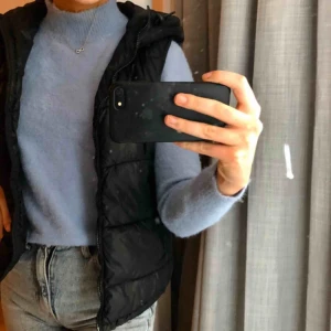  - Svart väst i bra skick från Gina tricot. Säljer bara inom Stockholm.
