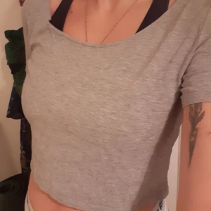 Blandade toppar  - Grå mag-tishirt med vid hals, rosa v-halsad t-shirt, vitt linne med knappar. 