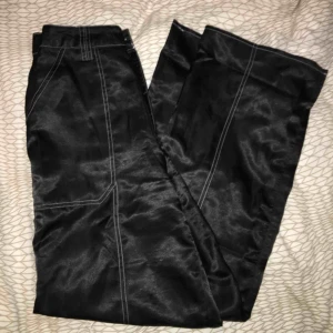  - s j u k t snygga satinbyxor från Collusion! Perfekt till en varm vårdag 😎