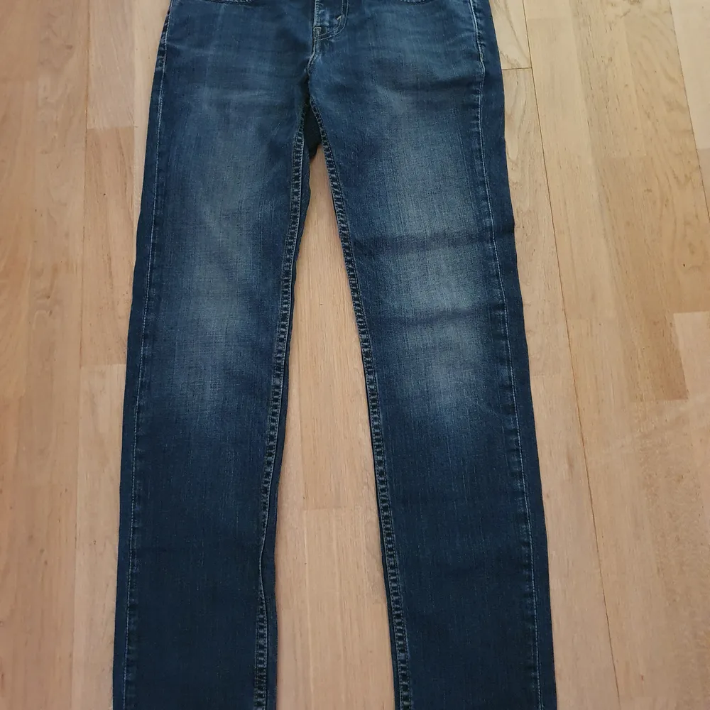 Ett par jeans som jag inte använder för att de är för små. . Jeans & Byxor.