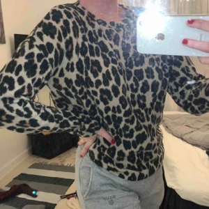  - Säljer en av mina absoluta favorittröjor då den numera bara ligger i garderoben. Från Gina tricot i storlek xs men passar mig med s! Världens gosigaste i ett tunt ”fleece” material🥵💕