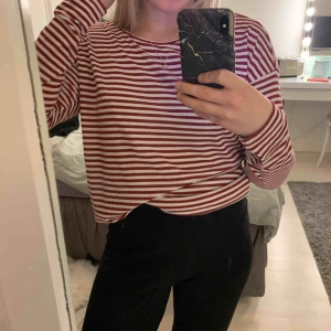 - Jättefin randig långärmad!❤️ lite tunnare och är i stretch. Skulle säga att den också passar en S!