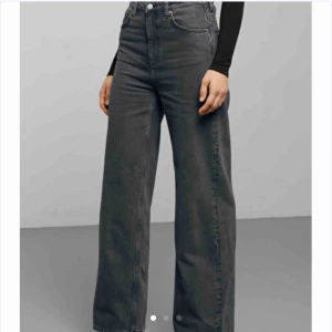  - Säljer mina absoluta favvo jeans i modellen Ace high wide jeans, kommer inte till användning tyvärr. Sitter helt perfekt och har en väldigt najs modell. Köpta för 500 kr och är väldigt sparsamt använda dvs inga slitningar osv. 