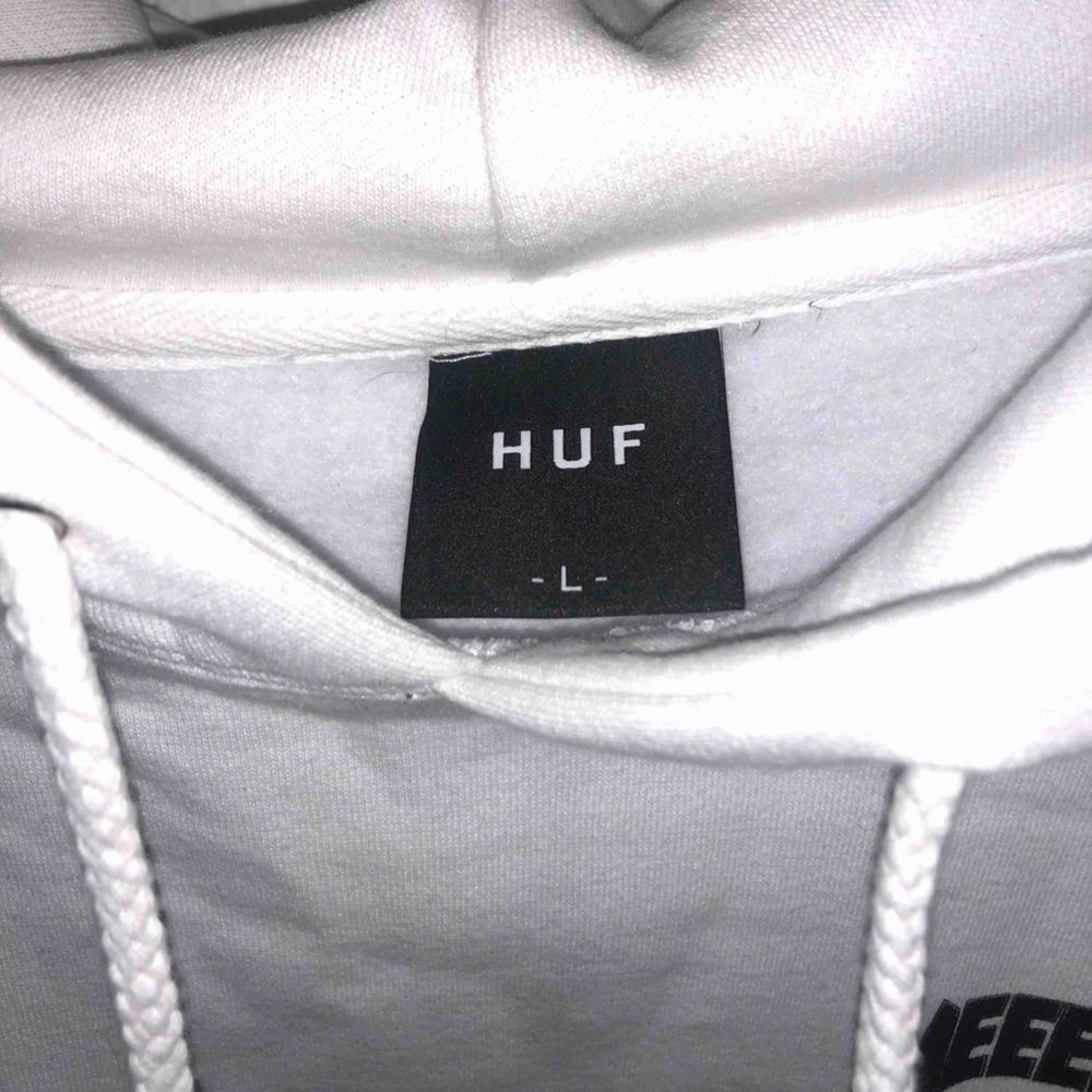 HUF hoodie med tryck. Shippas från Danmark till Sverige för 59 kr. Huvtröjor & Träningströjor.