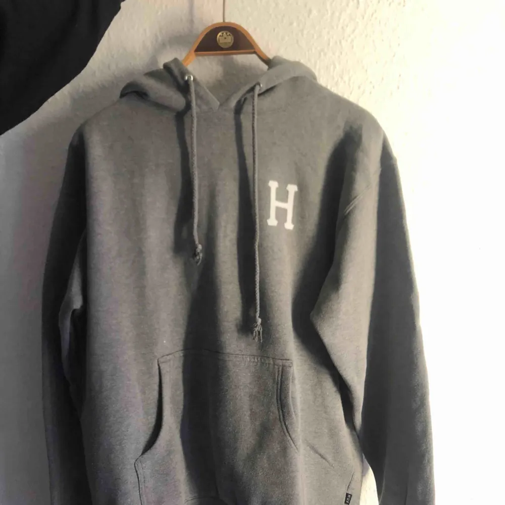 Grå HUF hoodie shippas från Danmark till Sverige för 59 kr🔝. Hoodies.