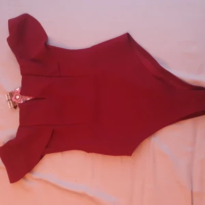 Röd body  - Helt ny body från boohoo, aldrig använd. 