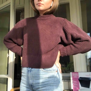  - Snygg lila / brun stickad tröja från Monki! 🥰 XS i storleken, men passar definitivt även de med S!  Pris kan diskuteras och köparen står för frakten! 💖