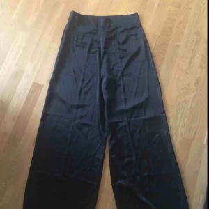  - Svarta silkesbyxor från boohoo. Säljer pågrund av att jag beställde fel storlek. Aldrig använda. Kan mötas upp i Stockholm eller skicka på posten (köparen står för frakten)💕pris kan diskuteras 