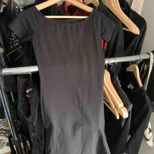  - Svart klänning i storlek XS, lager 157, stretch 