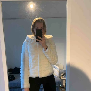  - Jättemysig och fin jacka från VILA. Stor mysig Luva och fickor. Stänga med dragkedja och knappar.