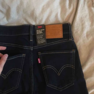  - HELT OANVÄNDA levis mile high super skinny, W:26 L:32, fick i julklapp men för långa (jag är 1,60) och hann aldrig lämna tillbaka dem är endast testade typ två ggr. Nypris 1000kr😭❤️  ;)
