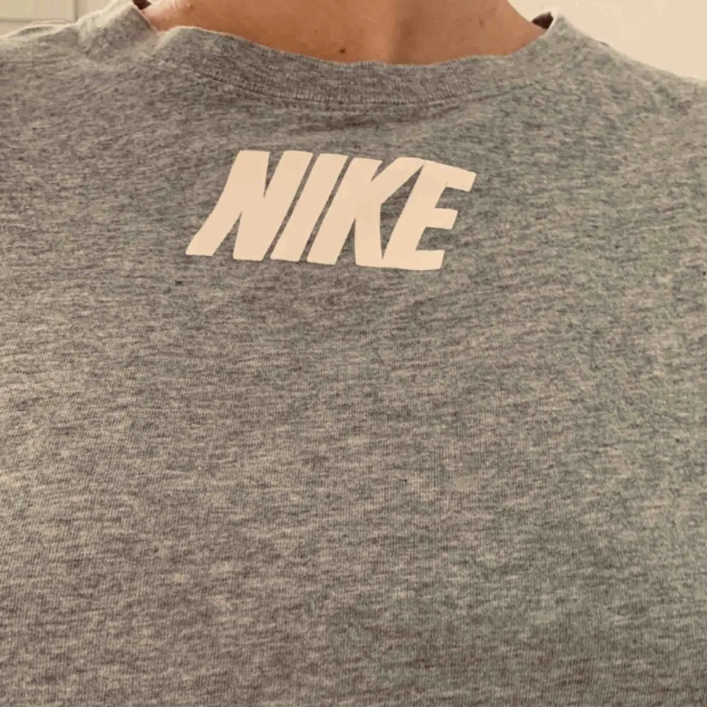 Superfin/mysig NIKE tröja med slits på sidorna ✨ sjukt fin att ha på gymmet eller till vardags 😍. T-shirts.