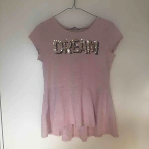  - Rosa tröja med svarta och guldiga paljetter  Orginalpris: 149 Frakt:50