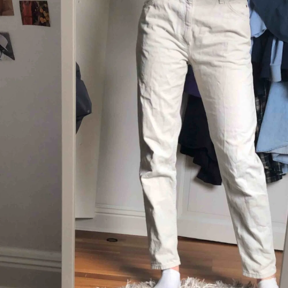 Beigeish jeans från Levis.  Skriv till mig om du är intresserad  💗💗  Jag är 1,76!. Jeans & Byxor.