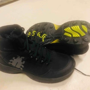  - Ripstop nylon m. PU-behandling, Foder: Fleece, Yttersula: Gummi med BUGrip® 10 karbidståldubbar, Mellansula: EVA med ESS-stabilator, Innersula: Icebug comfort-skum, PU-skum 