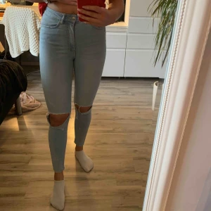  - Ljusblå jeans med slitna knän och små slitna detaljer på mudden nertill i storlek 36, jättefint skick knappast använda! Tillkommer frakt på 63kr