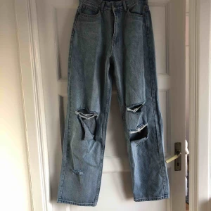  - Helt nya (med lappen kvar) jättesnygga jeans från boohoo, med hål på knäna. Säljes pga att de är för stora för mig då de är lite stora i storleken(de är 38 men passar 40 också). Man ser på bilderna att de är lite stora.