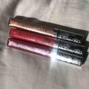  - Superfina läppglans ”Superlicious” från märket Viva La Diva. Har fått massa av dem men använder tyvärr inte. Dessa är i glittriga färger och alla innehåller Aloe Vera och E-vitamin. Luktar gött sött💞 50kr/st 2 st för 90 kr möts upp i Göteborg🥰