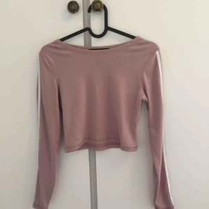  - Ljusrosa tröja från bikbok med ränder på ärmarna, fint skick! Köpare står för frakt 🥰