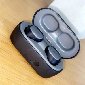  - Bluetooth hörlurar från skullcandy. Aldrig använda, endast testade. Allt på bild 2 ingår. Kan fraktas. 