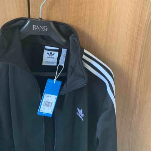  - (Frakt ingår i priset) Oanvänd adidas kofta från Zalando. Skriv för fler bilder! 🥳
