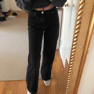 Säljer mina ursnygga yoko black jeans från Monki (köpt för 400 kr) pga de har blivit förstora! Köpare står för frakt! 💕 asbra längd på mig som är 1.66 m :)     kan mötas upp i växjö 