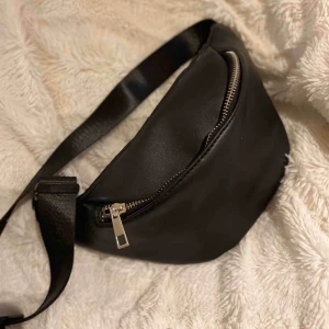 Väska - Snygg bunbag , använd under ett tillfälle.