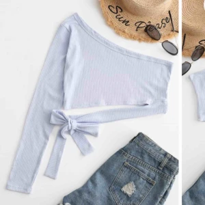  - Säljer denna sjukt fina topp perfekt till sommaren, säljer pgd av att den är lite för liten för mig nu tyvärr💞