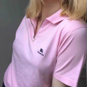  - Unik polo tröja från 70/80-talet när burberry kallades för burberrys. Passar många olika storlekar eftersom den är ganska pösig och mjuk. Pris kan diskuteras. Köparen står för frakt men jag kan mötas upp i Stockholm 💕