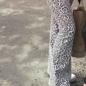  - (Hela första bilden fick inte plats! Skriv om du vill ha hela bilden) Leopard jeans från nakd! Endast använda några få gånger. Säljer pga de inte kommer till användning 💜