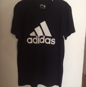  - Adidas tisha! ✌🏼️👊🏼✨ aldrig använd!