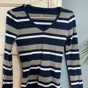  - Blå/grå/vit randig Tommy Hilfiger tröja i storlek XS. Bra skick. Exklusive frakt. Skriv om ni har några frågor. 