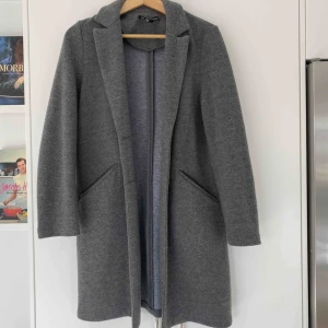  - Jacka från zara i storlek xs. Jackan är i ett grånopprigt tyg, så den är inte sliten utan har ett sånt tyg. Jackan är inte särskilt tjockt utan passar perfekt till våren.  Fraktar gärna men köparen betalar frakten.