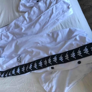  - Står Large på byxorna men sitter som medium. Köparen betalar frakt.